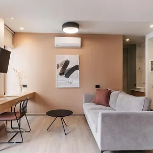 The & (adults Only) 3*, העיירה רתימנו יוון